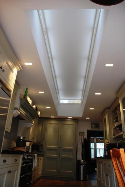 Mennyezeti ablakos konyha - konyha / étkező ötlet, rusztikus stílusban