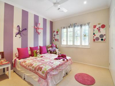 Csíkos fal - gyerekszoba ötlet, modern stílusban