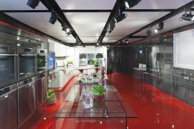 Vörös padló a konyhában - konyha / étkező ötlet, modern stílusban