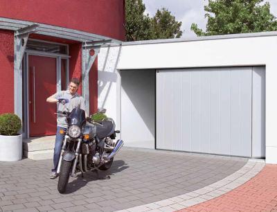Modern oldalra futó garázskapu - garázs ötlet, modern stílusban