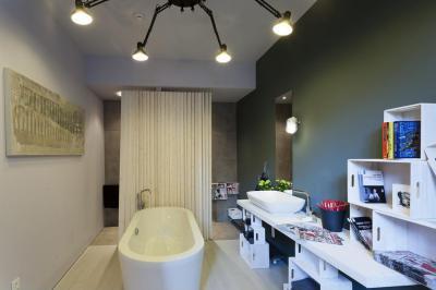 Hosszúkás fürdő - fürdő / WC ötlet, modern stílusban
