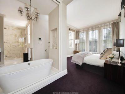 Kád a szobában - háló ötlet, modern stílusban