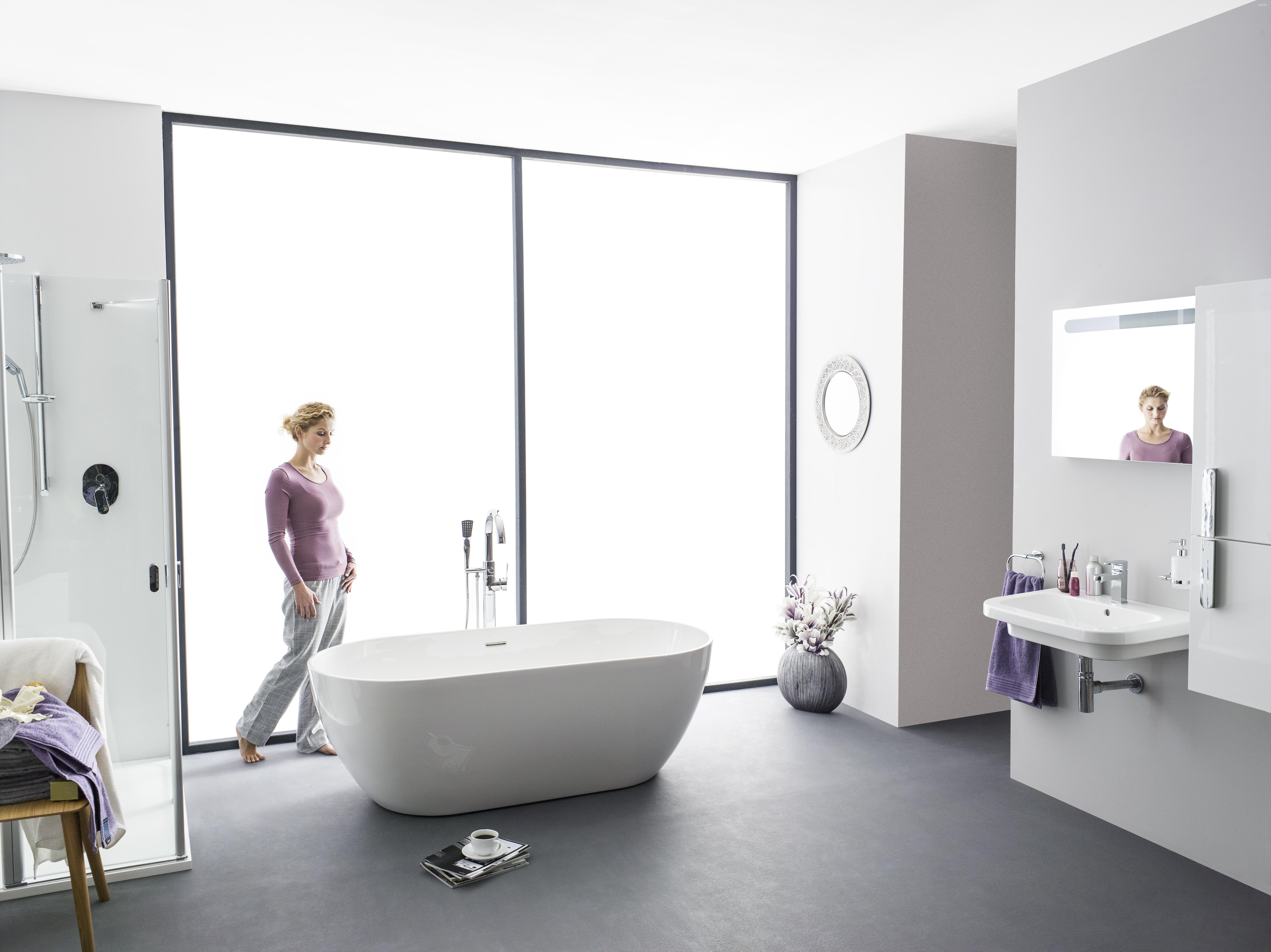 Tágas fürdőszoba - fürdő / WC ötlet, modern stílusban