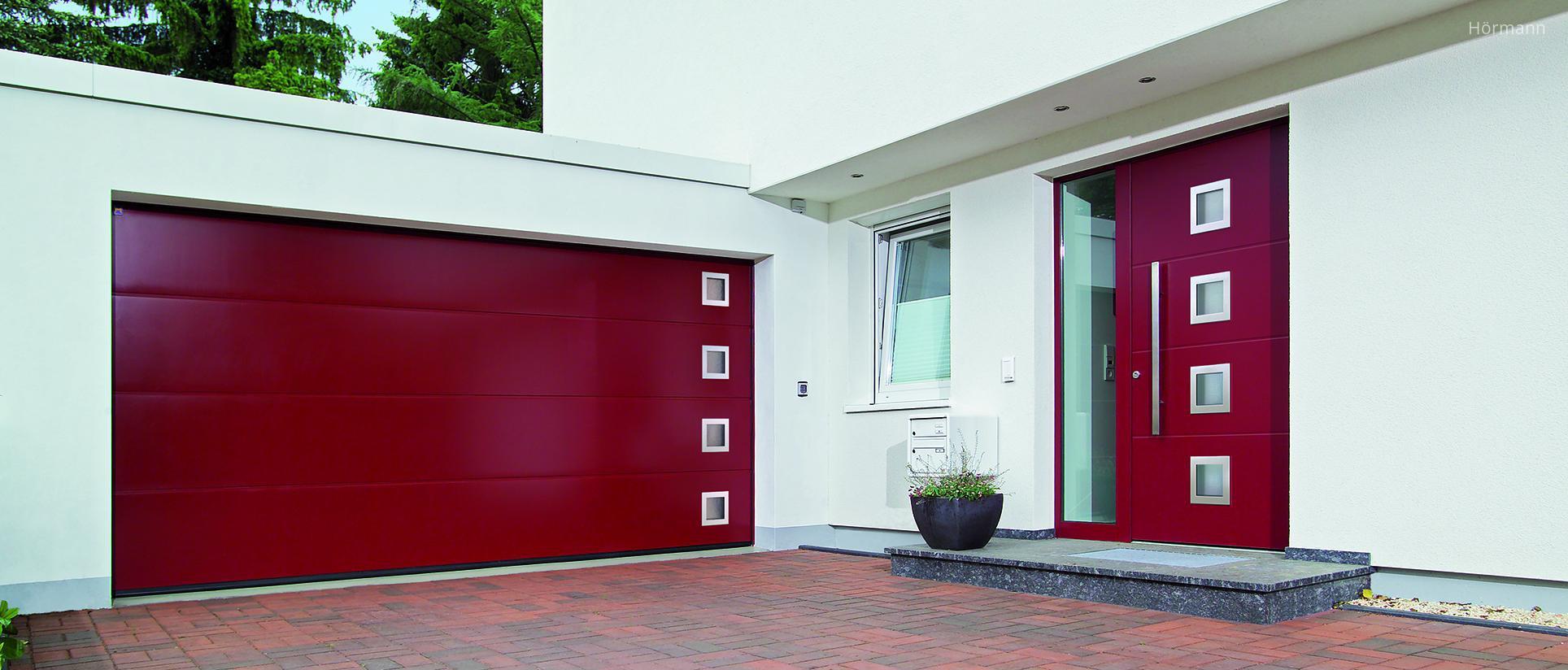 Piros szekcionált garázskapu és bejárati ajtó - garázs ötlet, modern stílusban