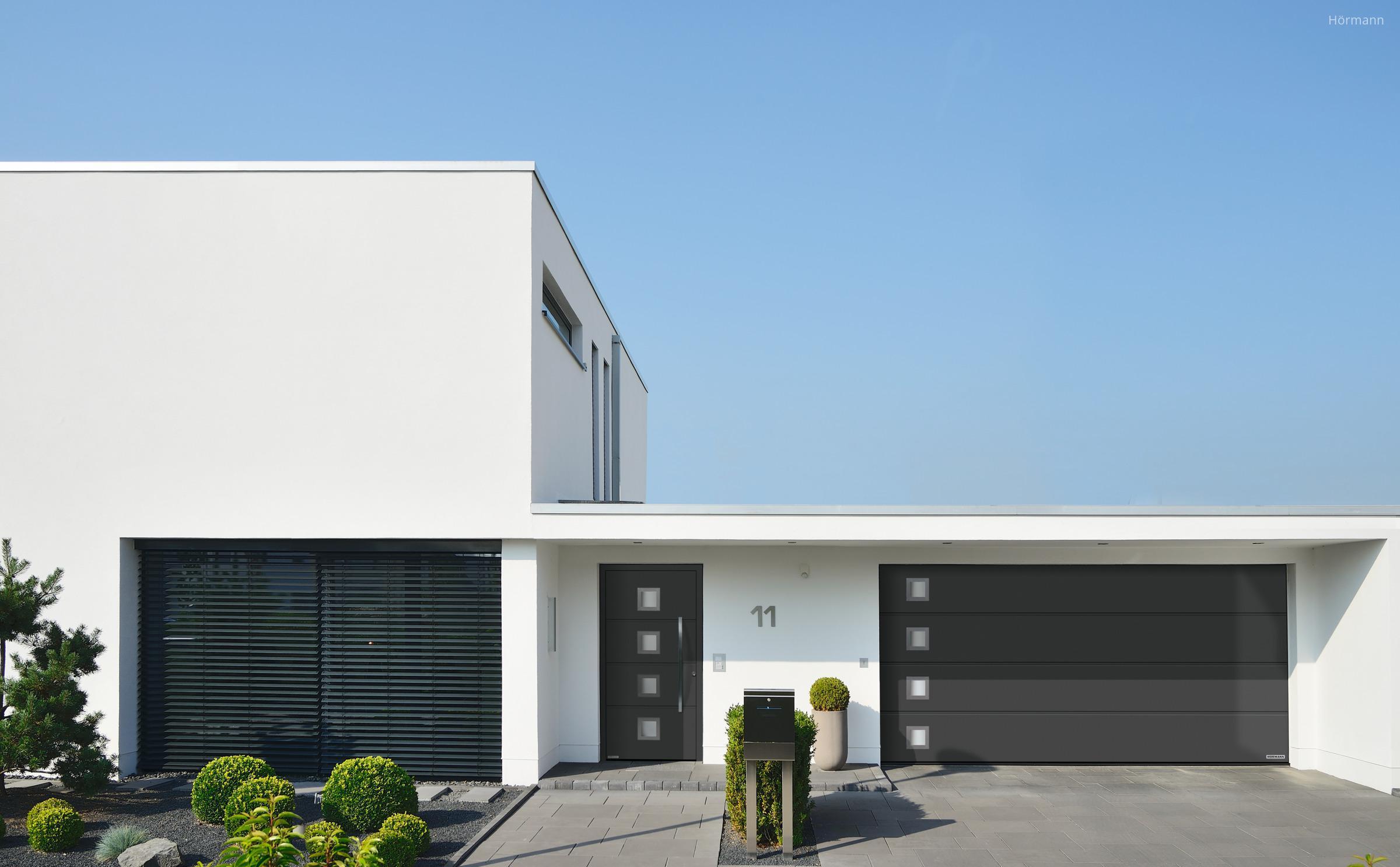 Bejárati ajtó és szekcionált garázskapu azonos designnal - bejárat ötlet, modern stílusban