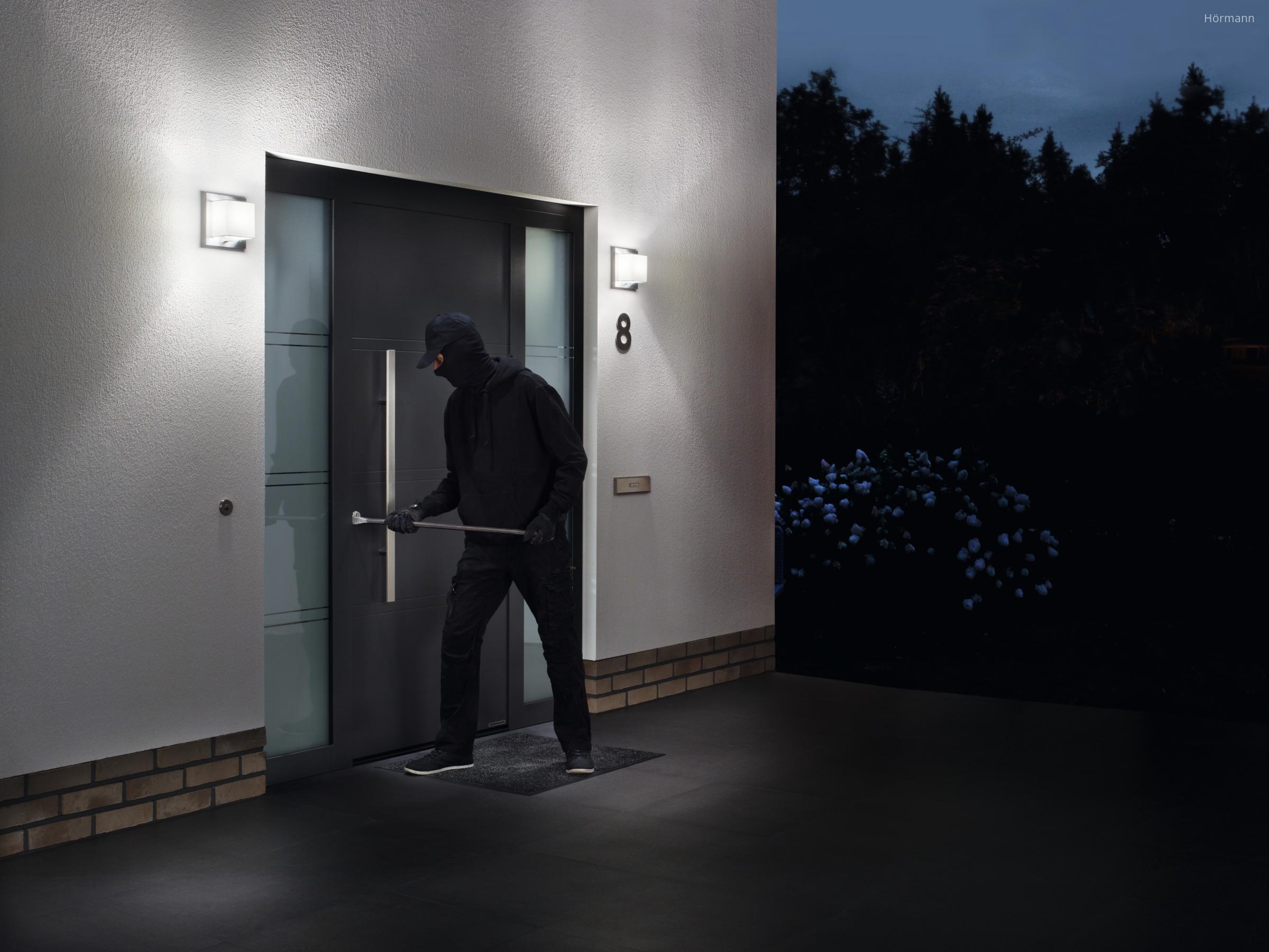 Betörésnek ellenálló bejárati ajtó - bejárat ötlet, modern stílusban