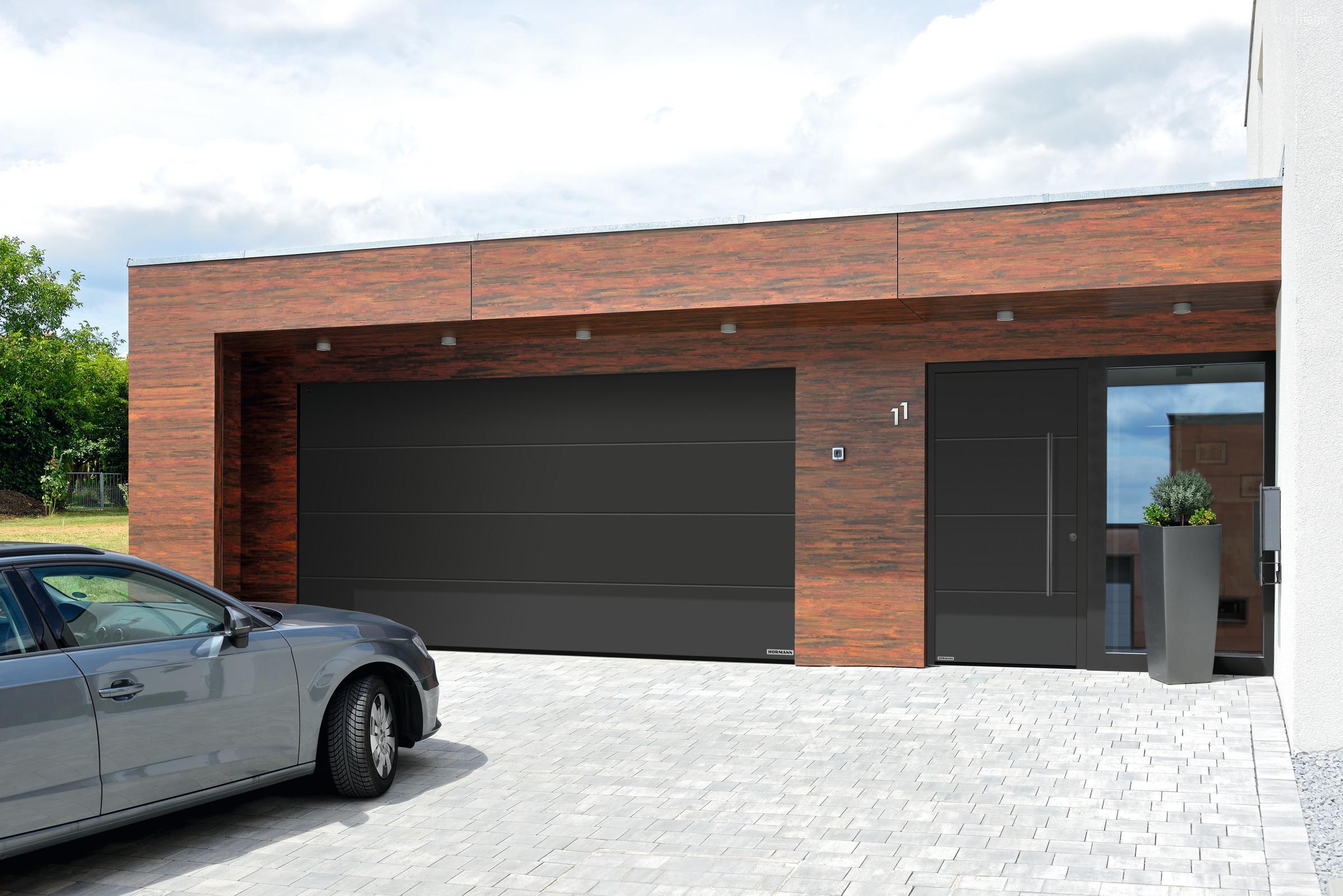 Azonos megjelenésű szekcionált garázskapu és bejárati ajtó - bejárat ötlet, modern stílusban