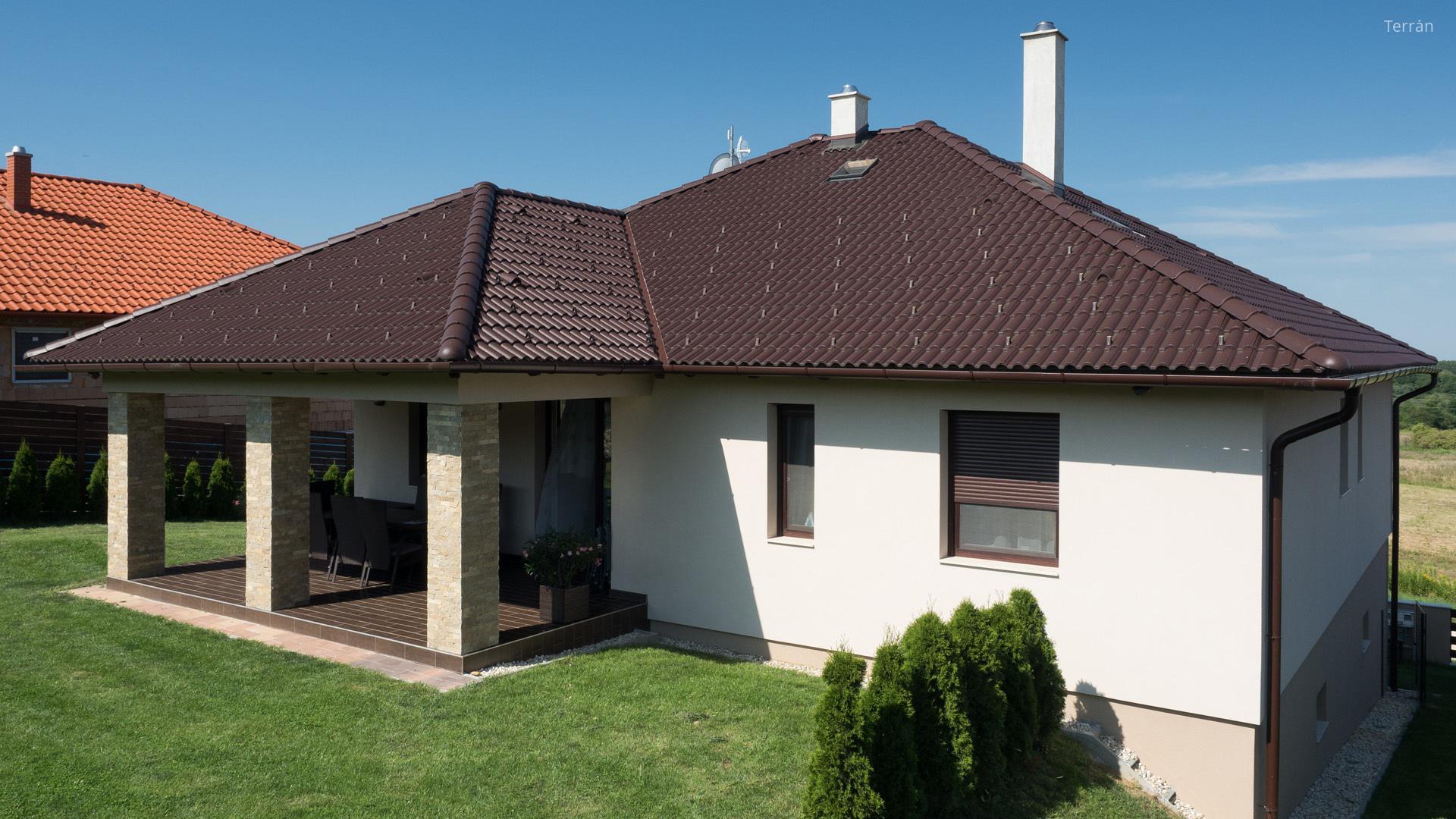 Modern ház barna színű betoncserepekkel - tető ötlet, modern stílusban