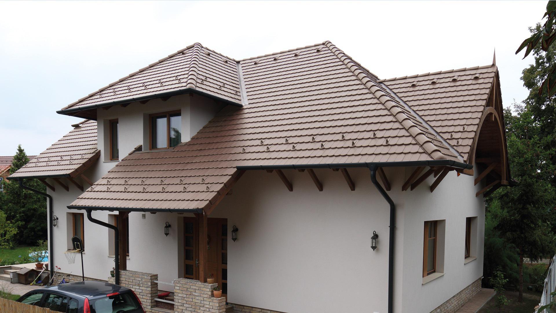 Hagyományos tetőforma klasszikus megjelenésű betoncserepekkel - tető ötlet, klasszikus stílusban