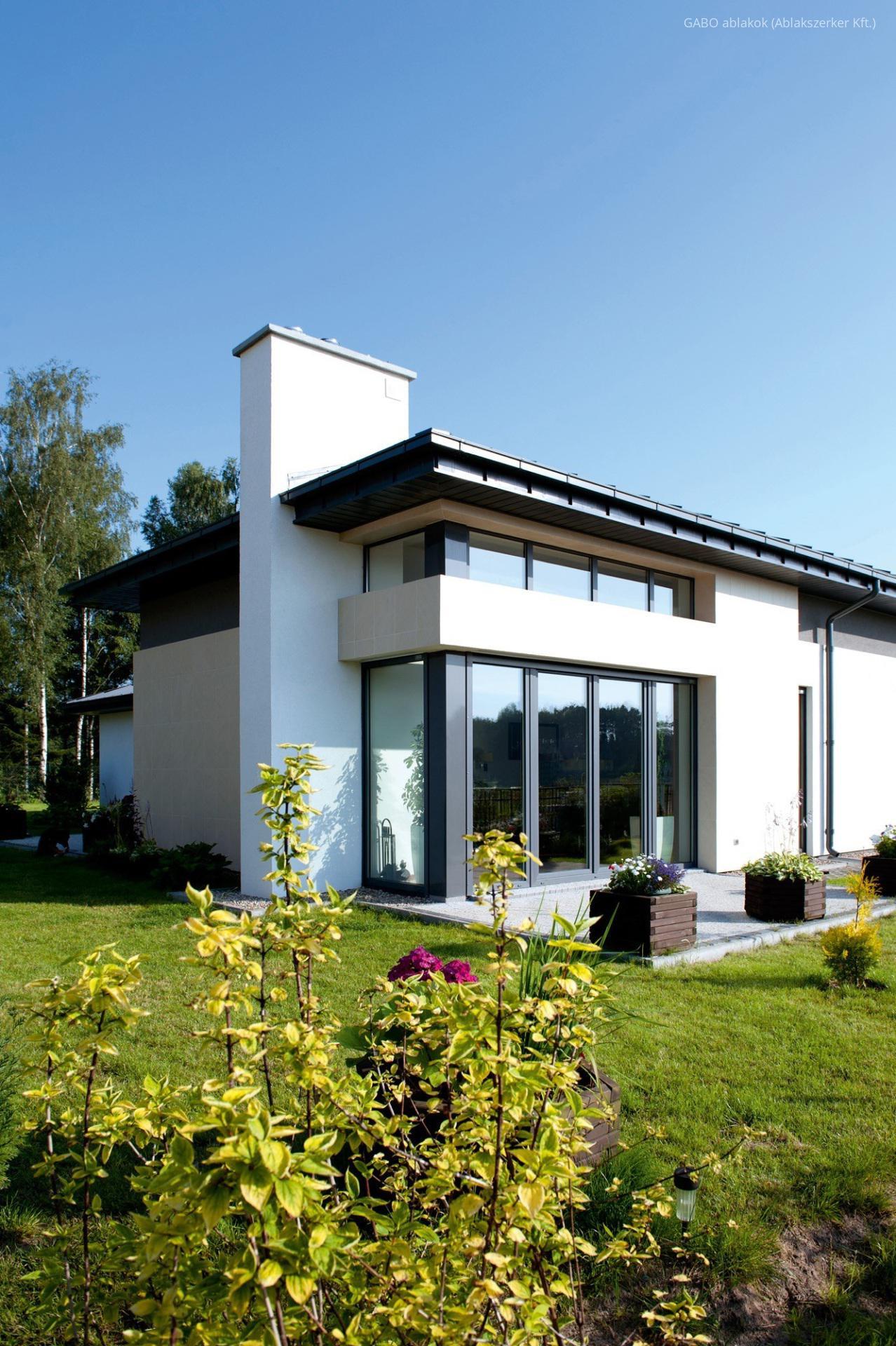 Bukó-toló teraszajtó és ablakok - homlokzat ötlet, modern stílusban