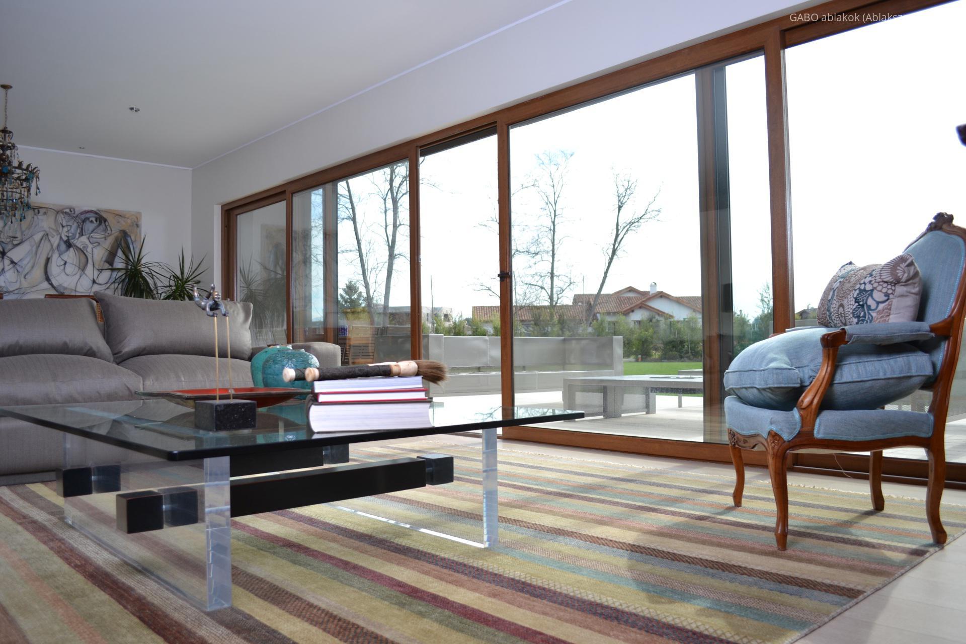 Csupa üveg nyílászárók a nappali és a terasz között - nappali ötlet, modern stílusban
