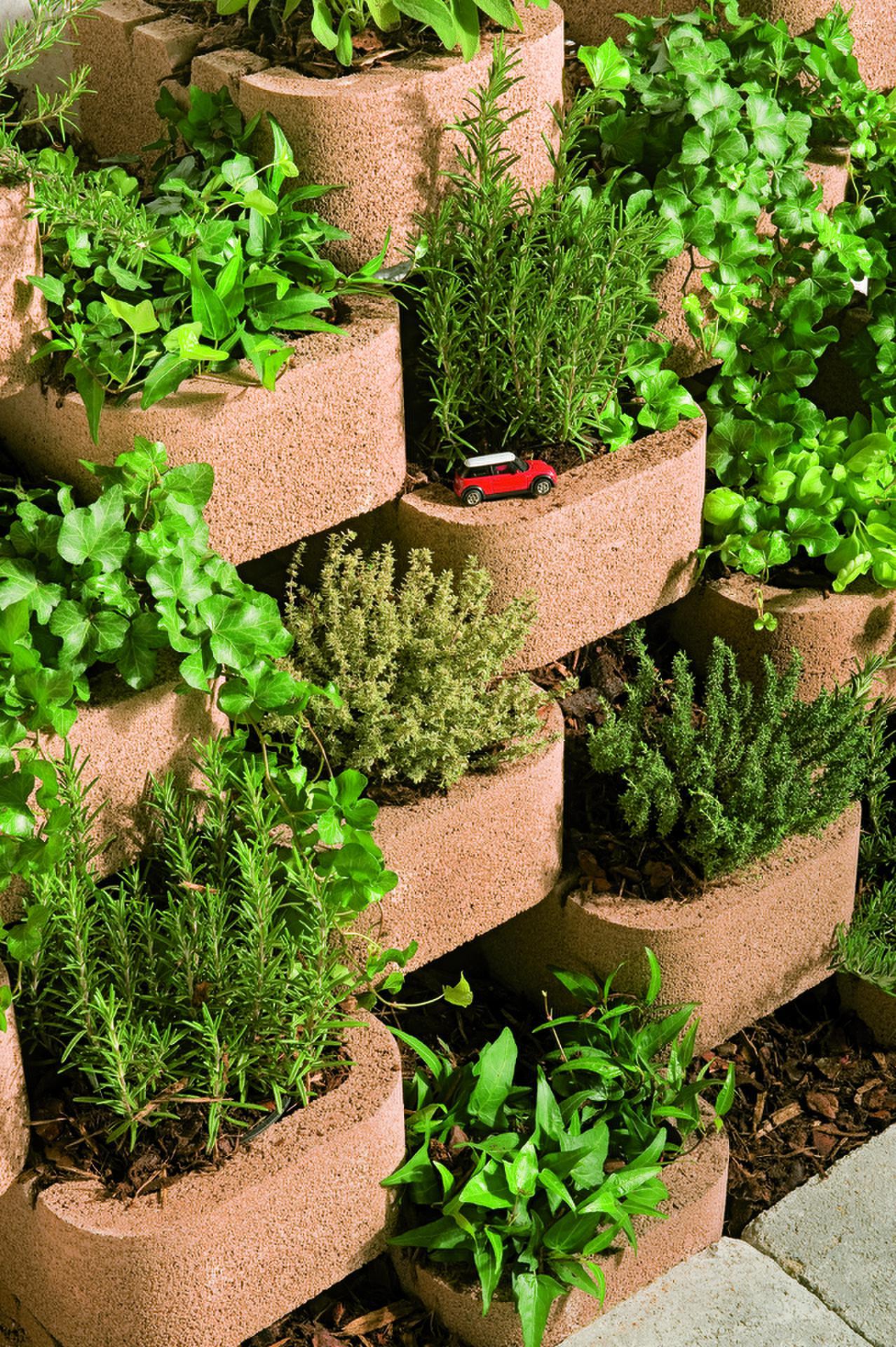 Növénytartó rézsűkőből - kert / udvar ötlet, modern stílusban