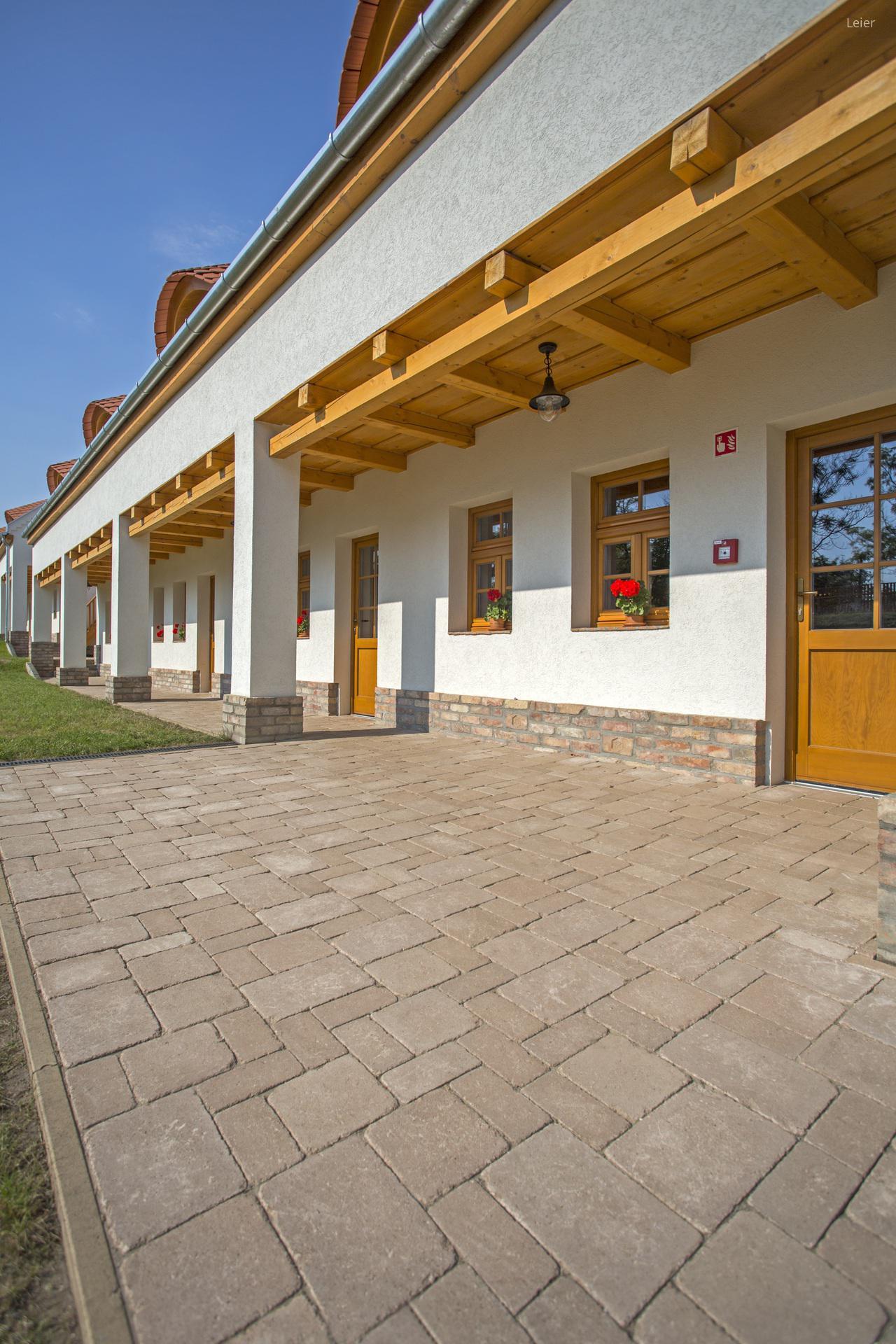 Esztétikus térkő burkolat - kert / udvar ötlet, rusztikus stílusban