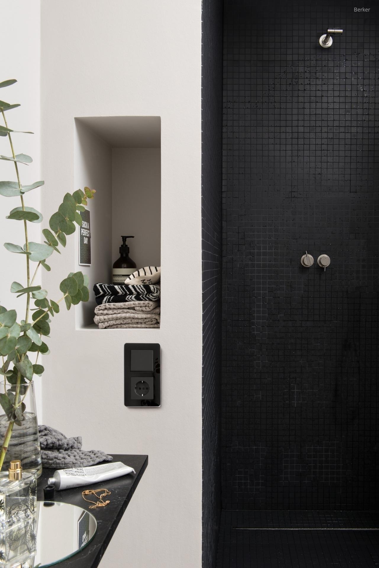 Fekete kapcsoló és konnektor a fürdőben - fürdő / WC ötlet, modern stílusban
