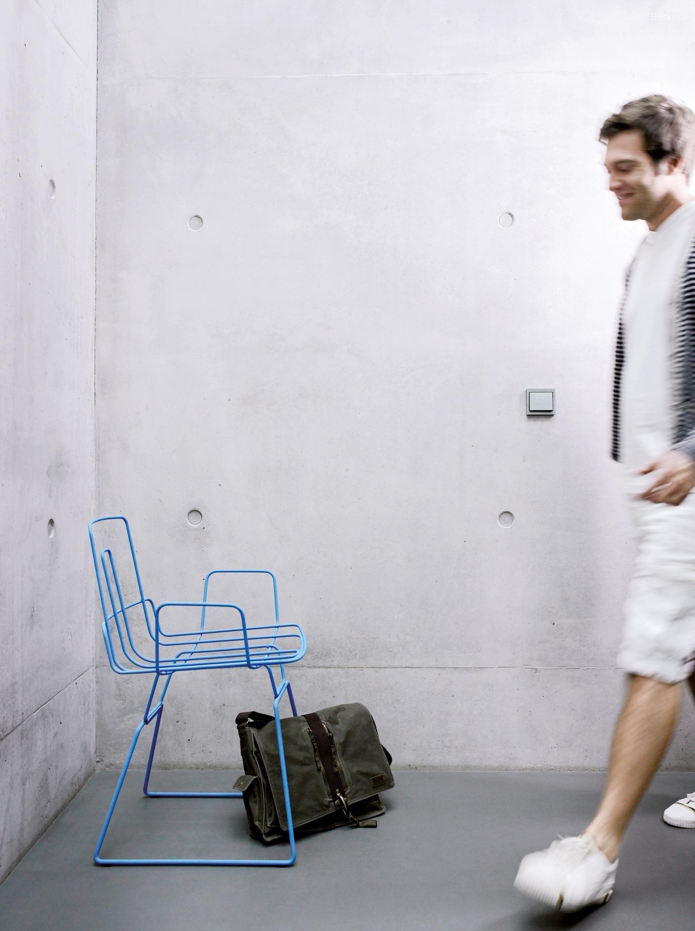 Szürke villanykapcsoló - előszoba ötlet, modern stílusban