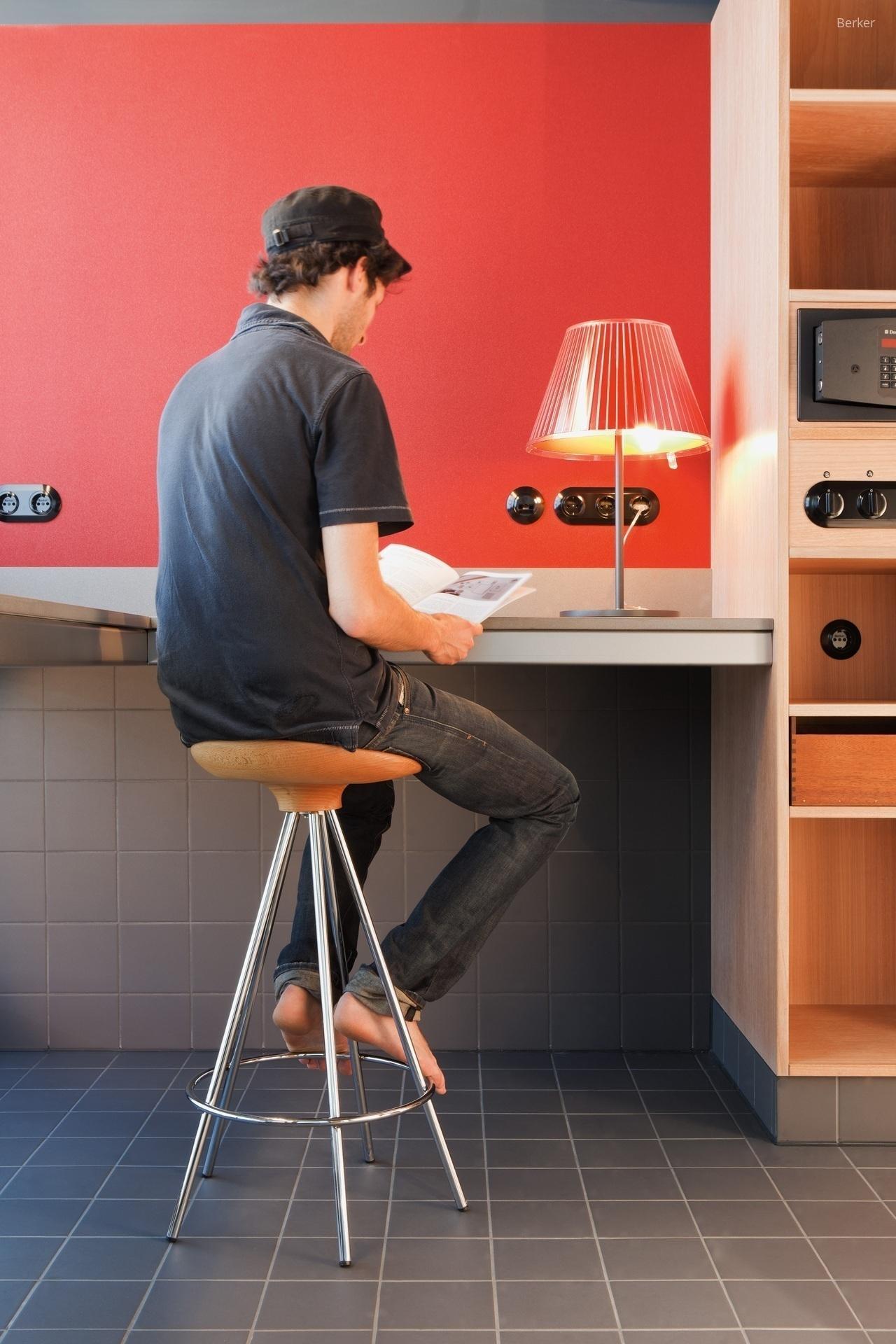 Piros fal fekete konnektorral - dolgozószoba ötlet, modern stílusban