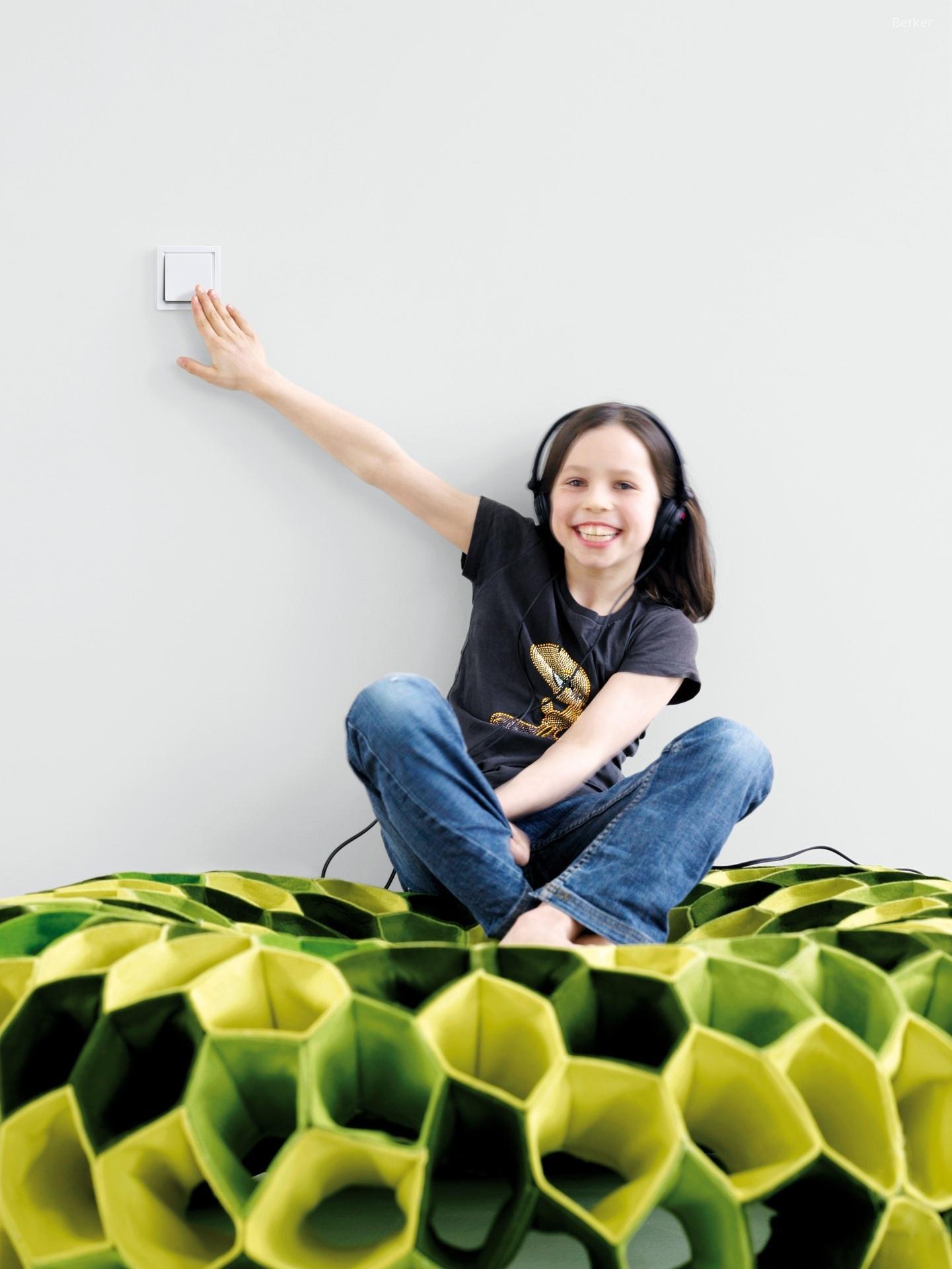 Fehér színű villanykapcsoló - gyerekszoba ötlet, modern stílusban