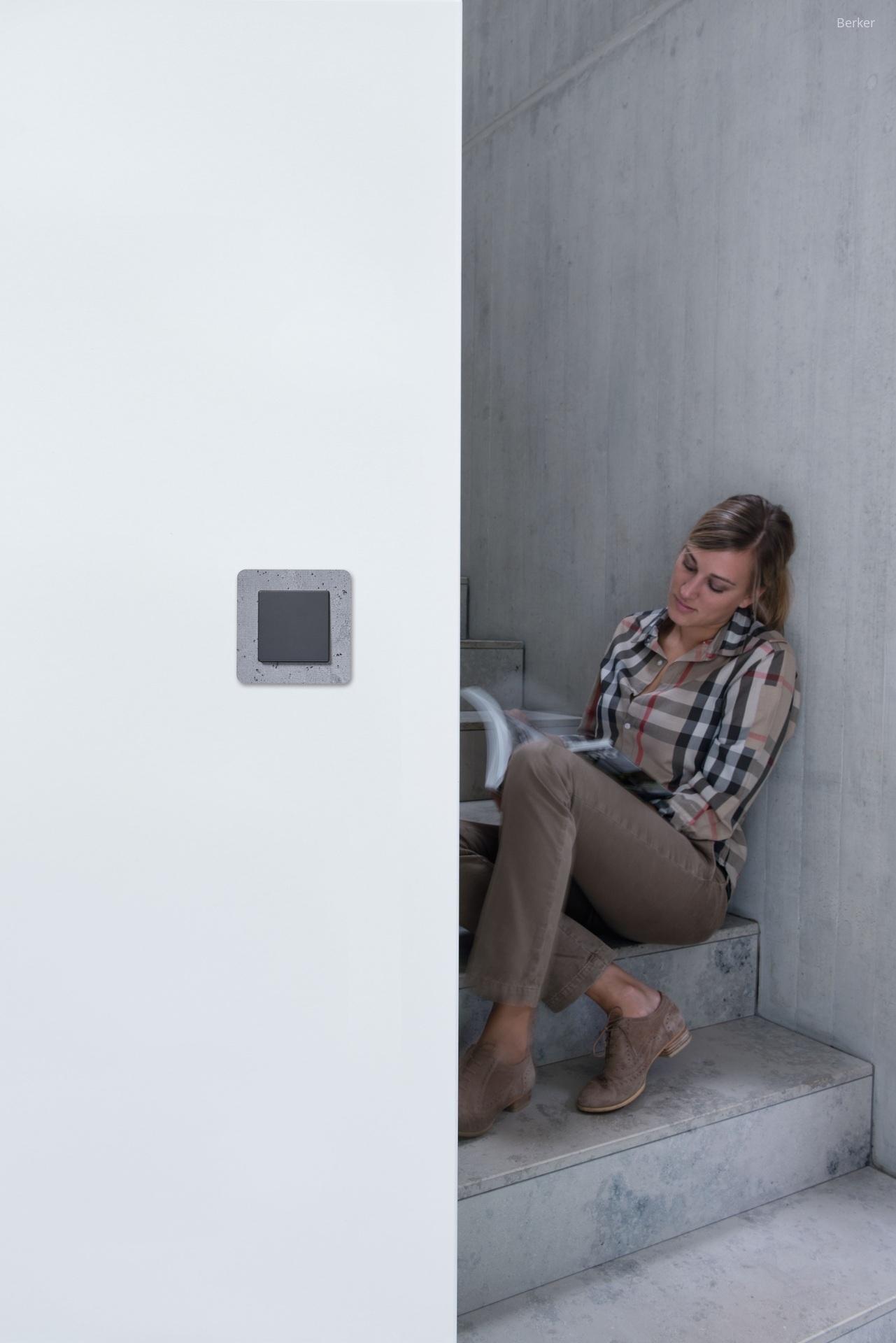 Szürke villanykapcsoló - előszoba ötlet, modern stílusban