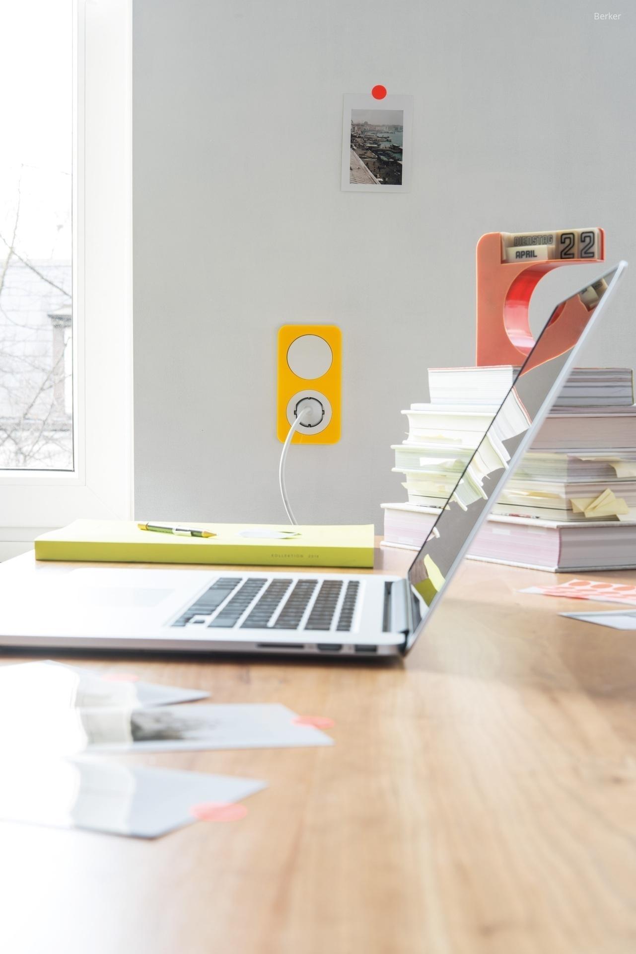 Sárga kapcsoló - dolgozószoba ötlet, modern stílusban