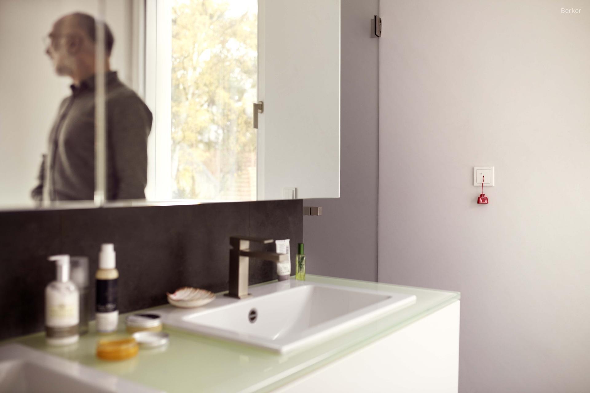 Fehér villanykapcsoló - fürdő / WC ötlet, modern stílusban