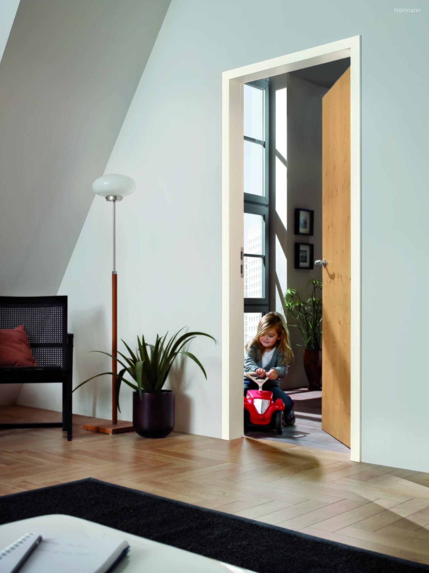 Fa beltéri ajtó - nappali ötlet, modern stílusban