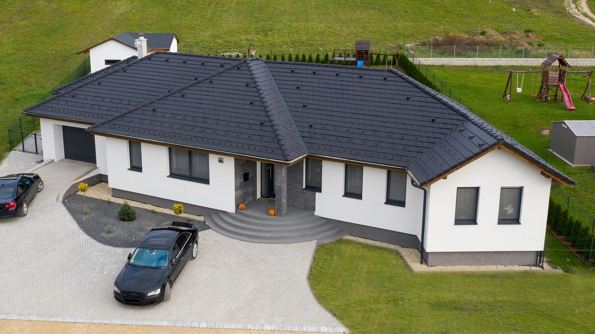 Sötét színű tetőcserép - tető ötlet, modern stílusban