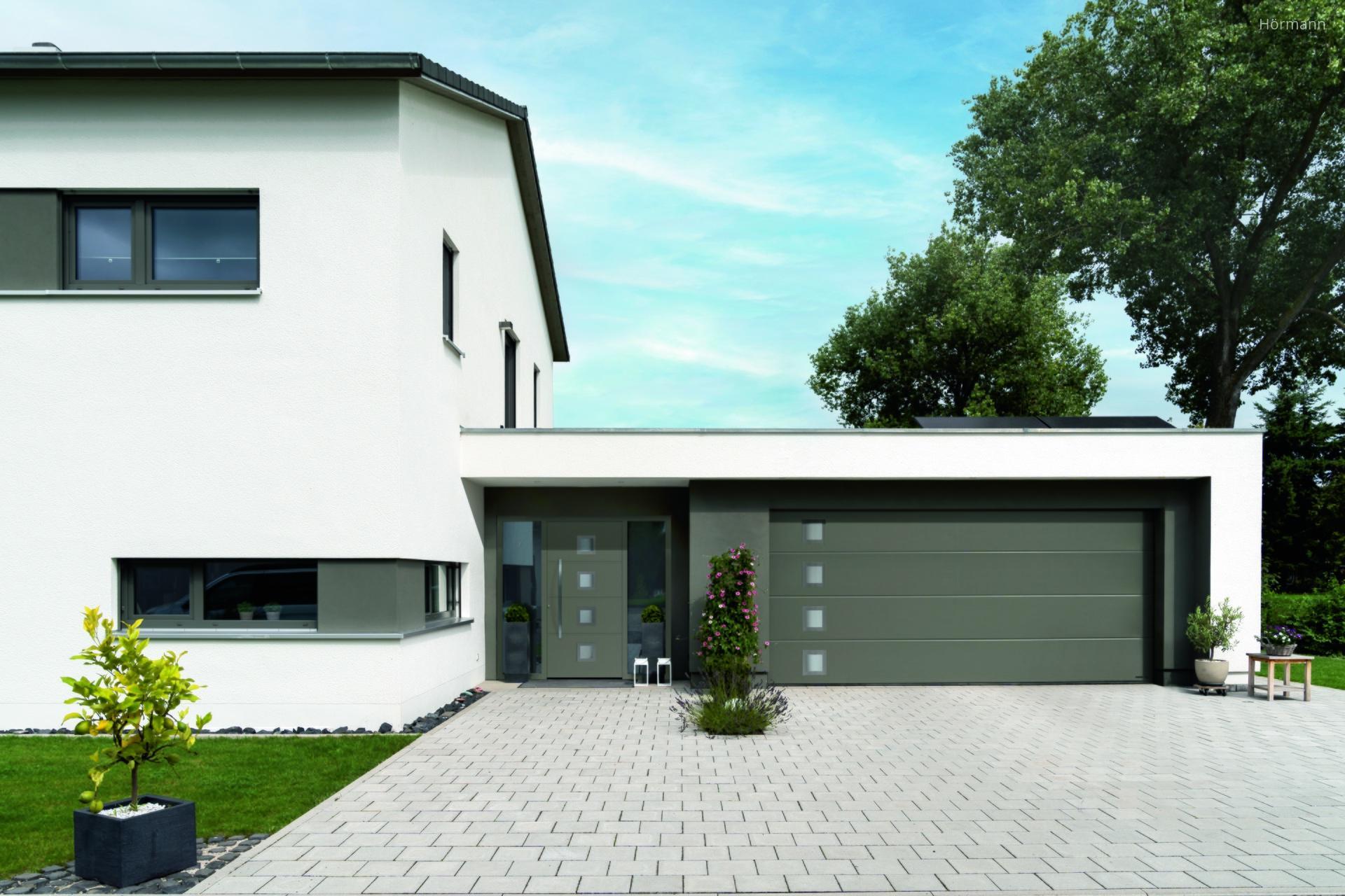 Szekcionált garázskapu és bejárati ajtó - garázs ötlet, modern stílusban