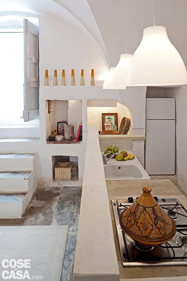 Kék ablakok, fehér falak, puritán belső intro_0