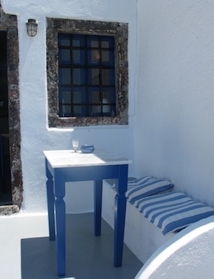 Kék ablakok, fehér falak, puritán belső intro_1