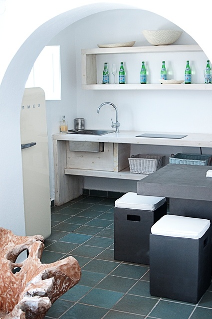 Kék ablakok, fehér falak, puritán belső intro_5