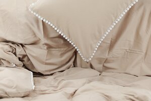 deLOHN Livia Ágynemű